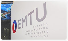 Placa com o logotipo de EMTU