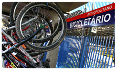 Bicicletas penduradas no bicicletário